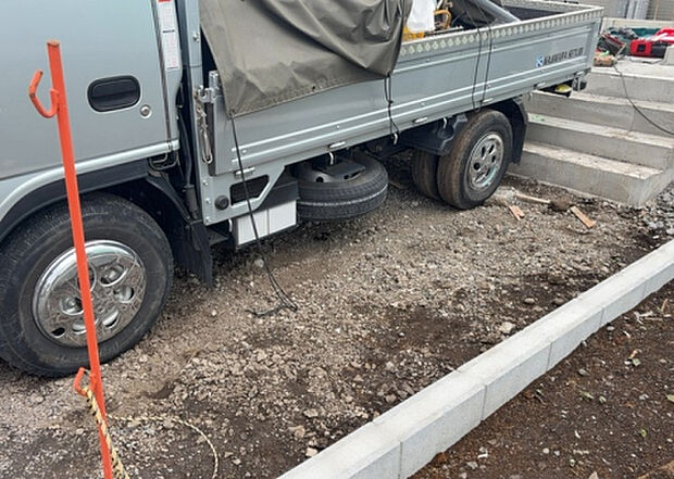 【その他設備】敷地内には、散水栓や立水栓があります。水道水を直接利用できるため、水を運ぶ手間を省くことが出来ます。大量の水を必要とする洗車作業や清掃などに役立ちます。その他設備とあわせて、現地でご確認ください。