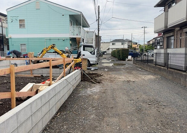 【前面道路含む現地写真_2】前面道路の幅員や歩道の有無、近隣の建物との距離感などは、実際の生活の利便性や安全性に大きく影響します。複数のアングルから前面道路の状況を確認することで、より具体的に生活イメージを描けます。