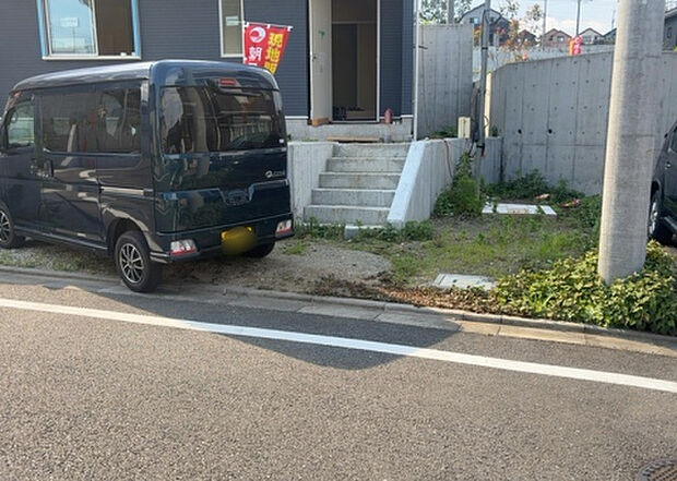 【駐車場_2】駐車場と明記されていても、最小スペースでつくられた駐車場だと大型車は駐車できなかったり、出入りしにくくなったりする可能性があります。お車のサイズと購入したい物件の駐車場のサイズを現地で確認しましょう。