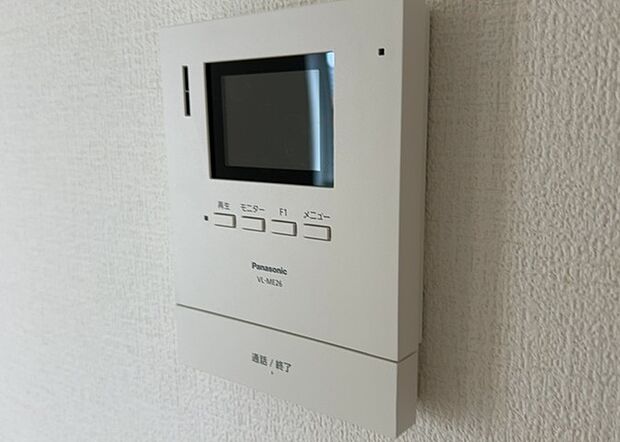 【ＴＶモニター付きインターホン】TVモニター付きインターホンは、来訪者の顔を確認できるだけでなく、音声でやり取りすることもできるため、セキュリティ面で安心できる設備です。モニター画面が大きく見やすいもの、夜間でも来訪者をしっかりと確認できるものなど、機能性を重視したいところです。