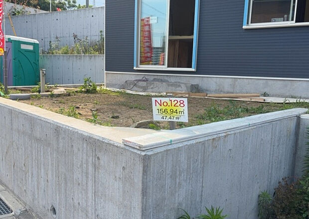 【庭_2】庭のある家に住むことのメリットとして、子どもたちの遊び場を確保できること、ガーデニングや家庭菜園を楽しめること、明るさを確保できることがあります。また、配置を工夫することでプライバシーが確保できます。