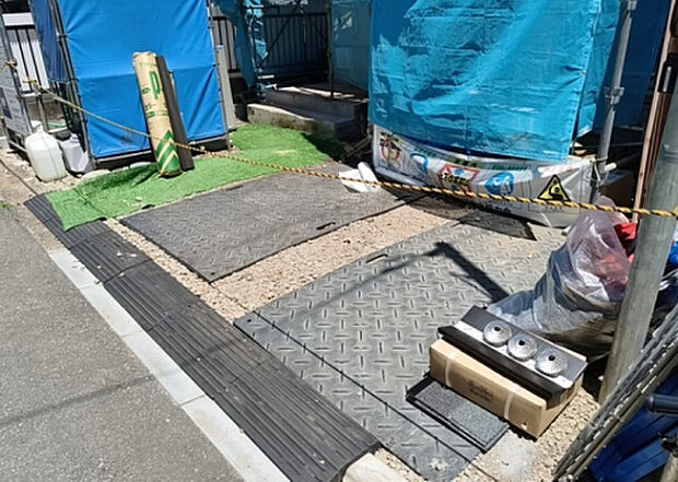 【駐車場】駐車場と明記されていても、最小スペースでつくられた駐車場だと大型車は駐車できなかったり、出入りしにくくなったりする可能性があります。お車のサイズと購入したい物件の駐車場のサイズを現地で確認しましょう。