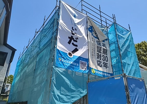 【内装】建物の上下階の通路である階段は、その位置によって動線や室内の印象が大きく左右されます。手摺にも重要な役割があり、転倒の防止・歩行や動作を円滑にして日常生活を支えることを主な目的として設置されています。