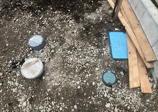 【その他設備】敷地内には、散水栓や立水栓があります。水道水を直接利用できるため、水を運ぶ手間を省くことが出来ます。大量の水を必要とする洗車作業や清掃などに役立ちます。その他設備とあわせて、現地でご確認ください。