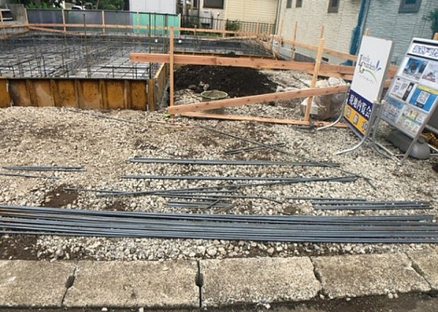 【駐車場】駐車場と明記されていても、最小スペースでつくられた駐車場だと大型車は駐車できなかったり、出入りしにくくなったりする可能性があります。お車のサイズと購入したい物件の駐車場のサイズを現地で確認しましょう。