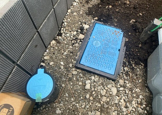 【その他設備】敷地内には、散水栓や立水栓があります。水道水を直接利用できるため、水を運ぶ手間を省くことが出来ます。大量の水を必要とする洗車作業や清掃などに役立ちます。その他設備とあわせて、現地でご確認ください。