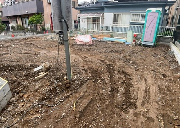 【玄関】玄関は家の顔でもあり、家族以外の目にも止まる場所です。玄関は外との間を仕切る扉、靴などをしまっておく収納スペース、靴脱ぎのたたきスペース、来客とのやり取りをするドアホンなど複数のアイテムからなります。