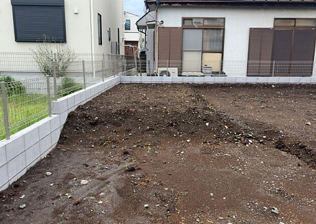 【庭】庭があることでガーデニングや家庭菜園はもちろん、こどもの遊び場やペットを放して遊ぶことができます。また、家の周囲に余裕があるということです。隣地との間があれば、十分な日当たりと、風通しが確保できます。