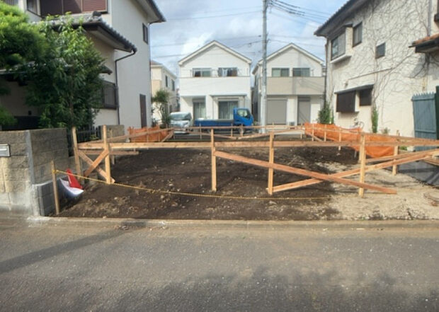 【前面道路含む現地写真_2】お持ちの車種によっては前面道路が広い方が便利でしょう。しかし、前面道路が広ければその分交通量が多くなるため、騒音などが気になる場合があります。実際に現地を見学し、周辺交通量や騒音などを確認しましょう！