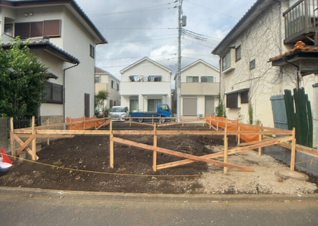 【庭】庭があることでガーデニングや家庭菜園はもちろん、こどもの遊び場やペットを放して遊ぶことができます。また、家の周囲に余裕があるということです。隣地との間があれば、十分な日当たりと、風通しが確保できます。