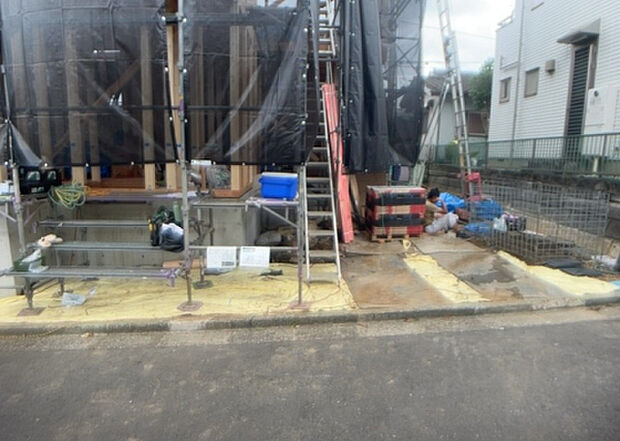 【玄関_2】玄関は、狭すぎると複数人で使いにくく、広すぎても無駄な空間になりがちです。最低2畳を目安にして、家の広さとの兼ね合いや家族の人数を考慮して決めるとよいでしょう。現地を見学して快適な玄関を選びましょう!