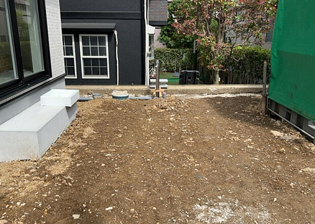 【その他設備】敷地内には、散水栓や立水栓があります。水道水を直接利用できるため、水を運ぶ手間を省くことが出来ます。大量の水を必要とする洗車作業や清掃などに役立ちます。その他設備とあわせて、現地でご確認ください。
