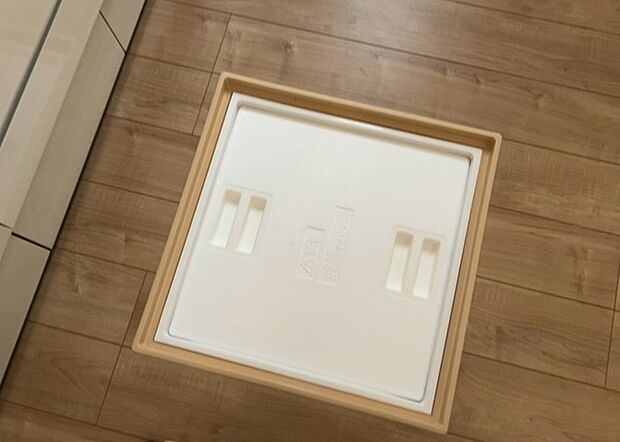 【キッチン床下収納】キッチン床下収納は、調理器具や食器などをスッキリと収納できる便利なスペースです。収納量が多いもの、引き出しがスムーズに開閉するものなど、使い勝手の良いものを選ぶことが大切です。また、湿気がこもりやすい場所なので、通気性の良いものを選ぶこともおすすめです。