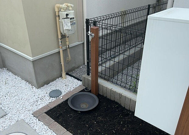 【その他設備】敷地内には、散水栓や立水栓があります。水道水を直接利用できるため、水を運ぶ手間を省くことが出来ます。大量の水を必要とする洗車作業や清掃などに役立ちます。その他設備とあわせて、現地でご確認ください。