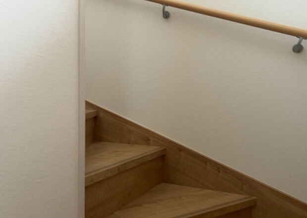 【内装】建物の上下階の通路である階段は、その位置によって動線や室内の印象が大きく左右されます。手摺にも重要な役割があり、転倒の防止・歩行や動作を円滑にして日常生活を支えることを主な目的として設置されています。