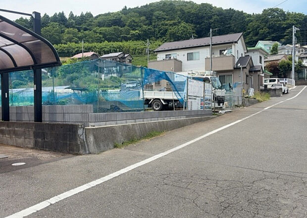 【前面道路含む現地写真_2】お持ちの車種によっては前面道路が広い方が便利でしょう。しかし、前面道路が広ければその分交通量が多くなるため、騒音などが気になる場合があります。実際に現地を見学し、周辺交通量や騒音などを確認しましょう！