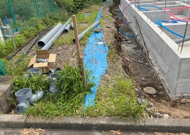 【庭】庭があることでガーデニングや家庭菜園はもちろん、こどもの遊び場やペットを放して遊ぶことができます。また、家の周囲に余裕があるということです。隣地との間があれば、十分な日当たりと、風通しが確保できます。