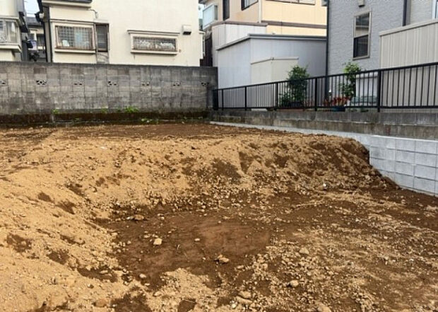 【庭】庭があることでガーデニングや家庭菜園はもちろん、こどもの遊び場やペットを放して遊ぶことができます。また、家の周囲に余裕があるということです。隣地との間があれば、十分な日当たりと、風通しが確保できます。