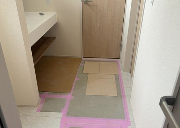 【脱衣場】多くの戸建て住宅で見かける洗面脱衣所は、洗面台と洗濯機が2畳ほどのスペースに並べられていて、洗面所が脱衣所を兼ね備えている間取りが一般的です。お客様が利用することもある、パブリックな空間でもあります。