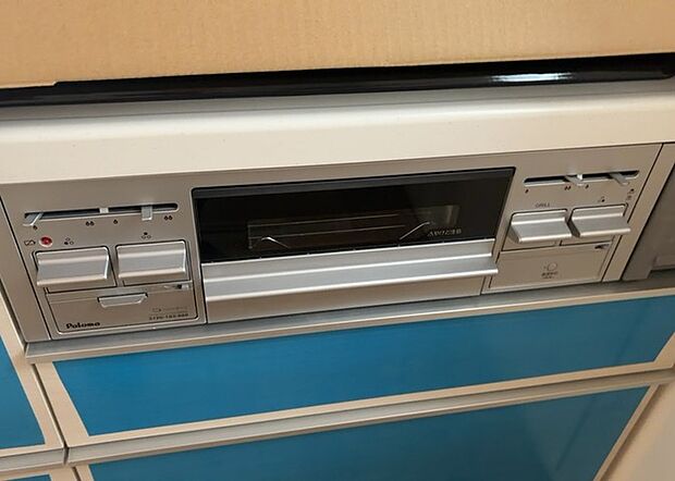 【キッチンコンロ】キッチンコンロは、料理の質を大きく左右する重要な設備です。火力調整のしやすさ、グリル機能の有無、安全装置の充実度など、選ぶポイントがたくさんあります。特に、IHクッキングヒーターは、お手入れのしやすさや安全性が高く、近年人気が高まっています。