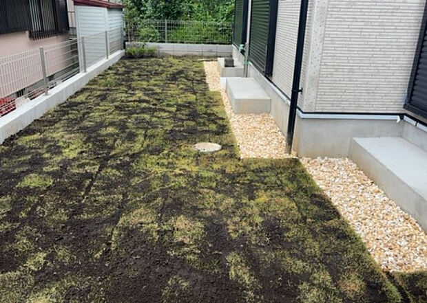 【庭】庭があることでガーデニングや家庭菜園はもちろん、こどもの遊び場やペットを放して遊ぶことができます。また、家の周囲に余裕があるということです。隣地との間があれば、十分な日当たりと、風通しが確保できます。