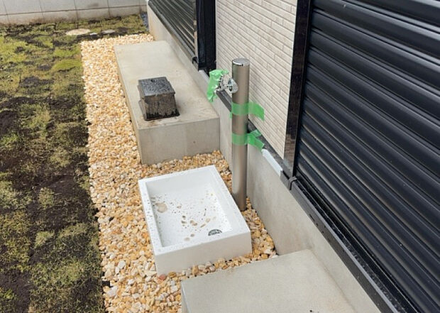 【その他設備】敷地内には、散水栓や立水栓があります。水道水を直接利用できるため、水を運ぶ手間を省くことが出来ます。大量の水を必要とする洗車作業や清掃などに役立ちます。その他設備とあわせて、現地でご確認ください。