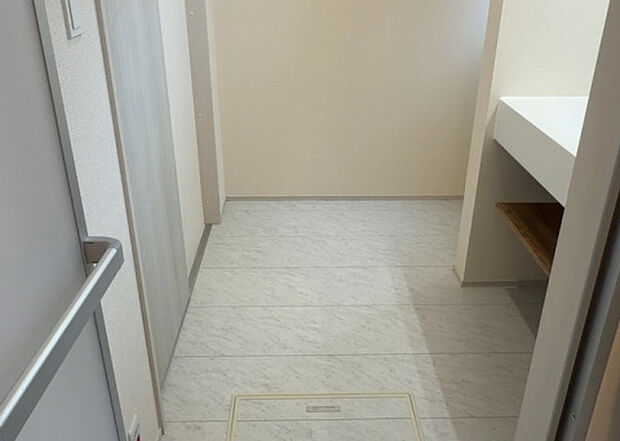 【脱衣場】多くの戸建て住宅で見かける洗面脱衣所は、洗面台と洗濯機が2畳ほどのスペースに並べられていて、洗面所が脱衣所を兼ね備えている間取りが一般的です。お客様が利用することもある、パブリックな空間でもあります。