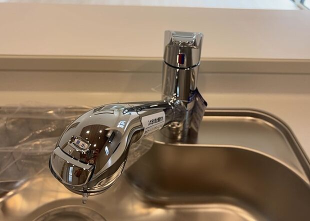 【キッチン水栓】キッチン水栓は、毎日必ず使うものだからこそ、使いやすさが重要です。シャワーヘッドの切り替えがスムーズか、吐水量が調節できるか、水しぶきが飛び散りにくい構造か、浄水機能が付いているかなど、日々の家事を快適にするための機能が数多くあります。また、デザインも多種多様なので、キッチン全体の雰囲気に合わせたものを選ぶことができます。