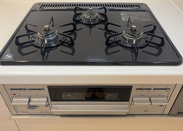 【キッチンコンロ】キッチンコンロは、料理の質を大きく左右する重要な設備です。火力調整のしやすさ、グリル機能の有無、安全装置の充実度など、選ぶポイントがたくさんあります。特に、IHクッキングヒーターは、お手入れのしやすさや安全性が高く、近年人気が高まっています。