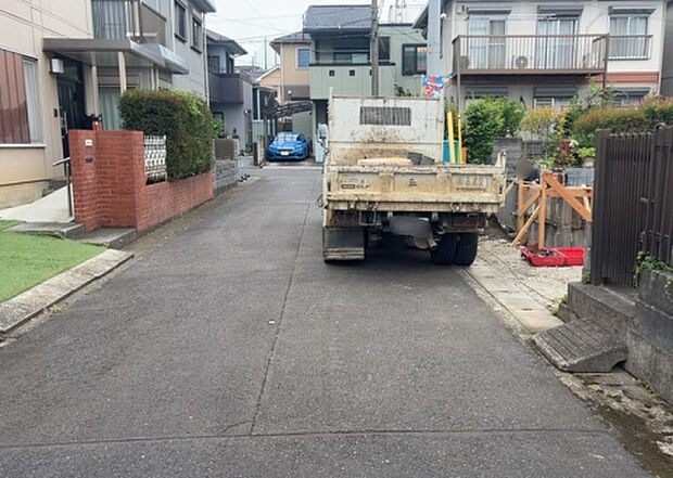 【前面道路含む現地写真_2】お持ちの車種によっては前面道路が広い方が便利でしょう。しかし、前面道路が広ければその分交通量が多くなるため、騒音などが気になる場合があります。実際に現地を見学し、周辺交通量や騒音などを確認しましょう！