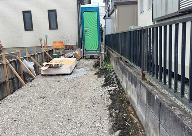 【庭】庭があることでガーデニングや家庭菜園はもちろん、こどもの遊び場やペットを放して遊ぶことができます。また、家の周囲に余裕があるということです。隣地との間があれば、十分な日当たりと、風通しが確保できます。