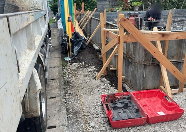 【その他設備】敷地内には、散水栓や立水栓があります。水道水を直接利用できるため、水を運ぶ手間を省くことが出来ます。大量の水を必要とする洗車作業や清掃などに役立ちます。その他設備とあわせて、現地でご確認ください。