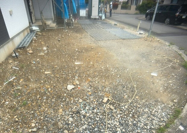 【庭】庭があることでガーデニングや家庭菜園はもちろん、こどもの遊び場やペットを放して遊ぶことができます。また、家の周囲に余裕があるということです。隣地との間があれば、十分な日当たりと、風通しが確保できます。