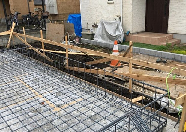 【庭】庭があることでガーデニングや家庭菜園はもちろん、こどもの遊び場やペットを放して遊ぶことができます。また、家の周囲に余裕があるということです。隣地との間があれば、十分な日当たりと、風通しが確保できます。