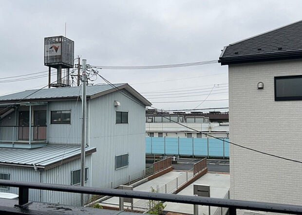 【物件からの展望】眺望を気にして物件を探す場合、前面に建物が建っていないか現地で確認しましょう！前面に建物があると景色はもちろん、日当たりや風通しにも影響が出てきます。住んだ時のことを想像しながら現地見学をしましょう。