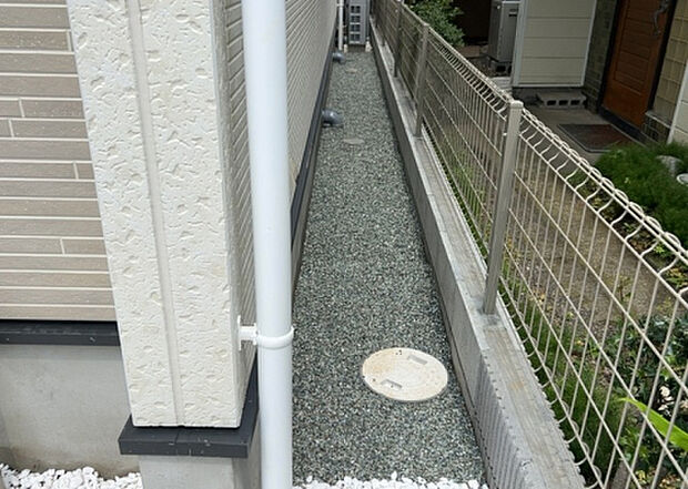 【庭】庭があることでガーデニングや家庭菜園はもちろん、こどもの遊び場やペットを放して遊ぶことができます。また、家の周囲に余裕があるということです。隣地との間があれば、十分な日当たりと、風通しが確保できます。