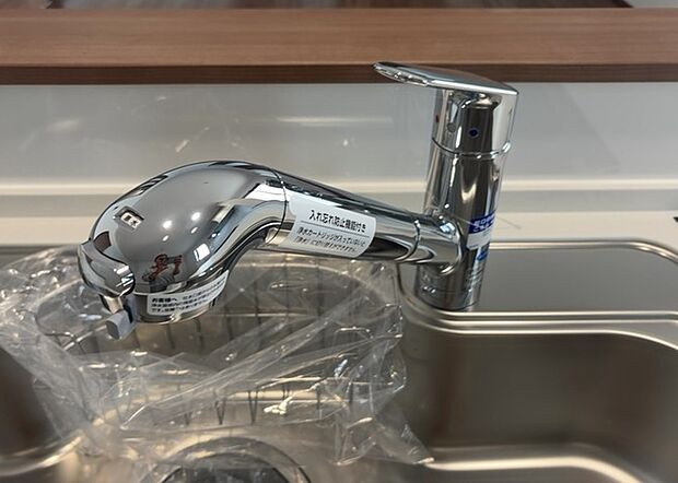【キッチン水栓】キッチン水栓は、毎日必ず使うものだからこそ、使いやすさが重要です。シャワーヘッドの切り替えがスムーズか、吐水量が調節できるか、水しぶきが飛び散りにくい構造か、浄水機能が付いているかなど、日々の家事を快適にするための機能が数多くあります。また、デザインも多種多様なので、キッチン全体の雰囲気に合わせたものを選ぶことができます。