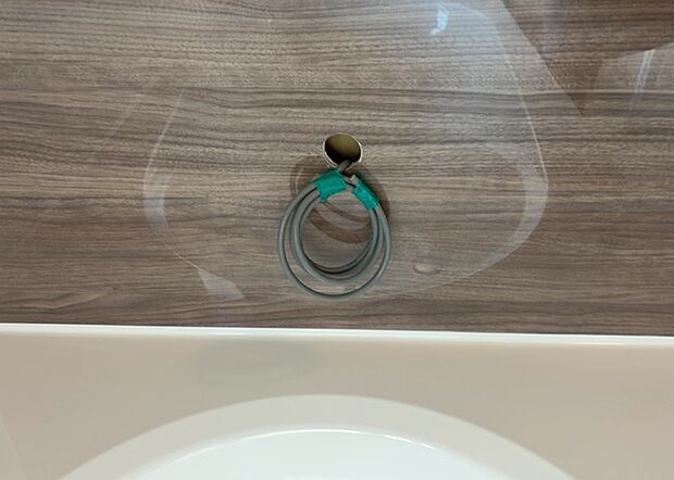 【給湯器リモコン】給湯器リモコンは、お風呂の温度設定やタイマー設定など、お風呂を快適に楽しむために欠かせないものです。液晶画面が大きく見やすいもの、操作ボタンが分かりやすいものなど、使いやすさが重要です。また、エコ機能が付いているものなら、光熱費の節約にもつながります。