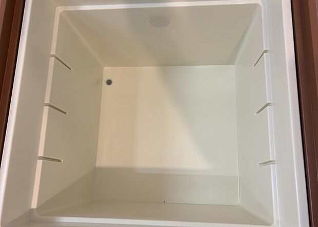 【キッチン床下収納】キッチン床下収納は、調理器具や食器などをスッキリと収納できる便利なスペースです。収納量が多いもの、引き出しがスムーズに開閉するものなど、使い勝手の良いものを選ぶことが大切です。また、湿気がこもりやすい場所なので、通気性の良いものを選ぶこともおすすめです。