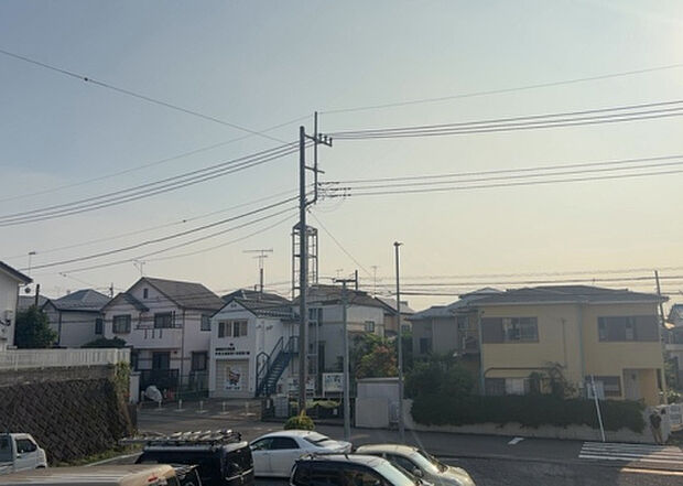 【物件からの展望】眺望を気にして物件を探す場合、前面に建物が建っていないか現地で確認しましょう!前面に建物があると景色はもちろん、日当たりや風通しにも影響が出てきます。住んだ時のことを想像しながら現地見学をしましょう。