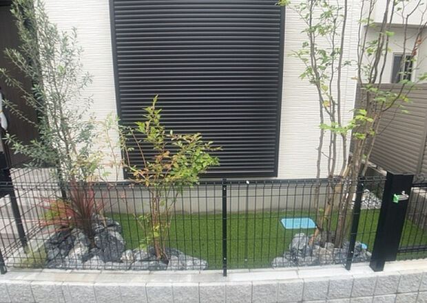 【庭】庭があることでガーデニングや家庭菜園はもちろん、こどもの遊び場やペットを放して遊ぶことができます。また、家の周囲に余裕があるということです。隣地との間があれば、十分な日当たりと、風通しが確保できます。