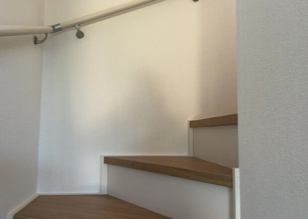 【内装】建物の上下階の通路である階段は、その位置によって動線や室内の印象が大きく左右されます。手摺にも重要な役割があり、転倒の防止・歩行や動作を円滑にして日常生活を支えることを主な目的として設置されています。