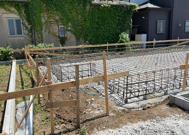 【玄関】玄関は家の顔でもあり、家族以外の目にも止まる場所です。玄関は外との間を仕切る扉、靴などをしまっておく収納スペース、靴脱ぎのたたきスペース、来客とのやり取りをするドアホンなど複数のアイテムからなります。