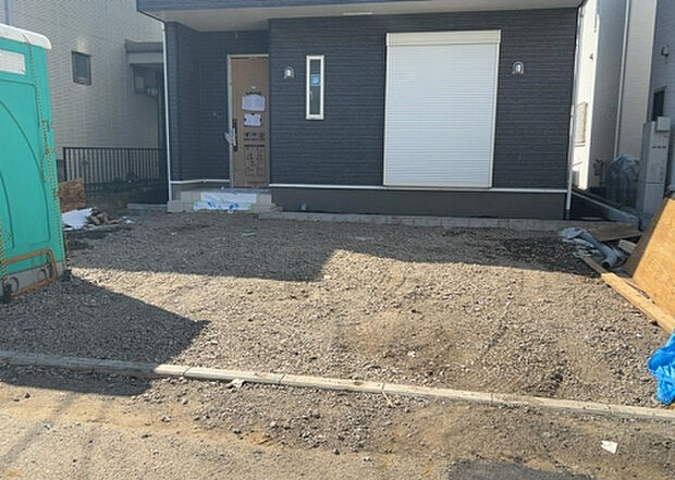 【前面道路含む現地写真_2】お持ちの車種によっては前面道路が広い方が便利でしょう。しかし、前面道路が広ければその分交通量が多くなるため、騒音などが気になる場合があります。実際に現地を見学し、周辺交通量や騒音などを確認しましょう!