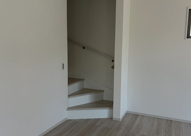 【内装】建物の上下階の通路である階段は、その位置によって動線や室内の印象が大きく左右されます。手摺にも重要な役割があり、転倒の防止・歩行や動作を円滑にして日常生活を支えることを主な目的として設置されています。