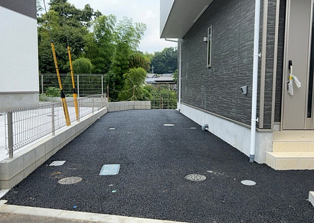 【駐車場】駐車場と明記されていても、最小スペースでつくられた駐車場だと大型車は駐車できなかったり、出入りしにくくなったりする可能性があります。お車のサイズと購入したい物件の駐車場のサイズを現地で確認しましょう。