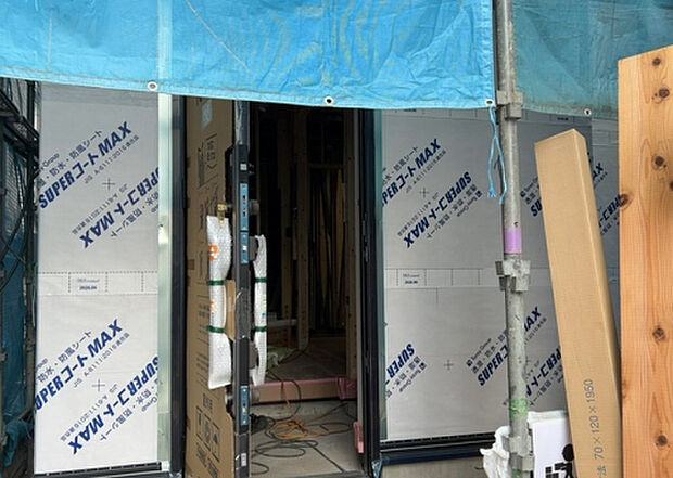 【玄関】玄関は家の顔でもあり、家族以外の目にも止まる場所です。玄関は外との間を仕切る扉、靴などをしまっておく収納スペース、靴脱ぎのたたきスペース、来客とのやり取りをするドアホンなど複数のアイテムからなります。