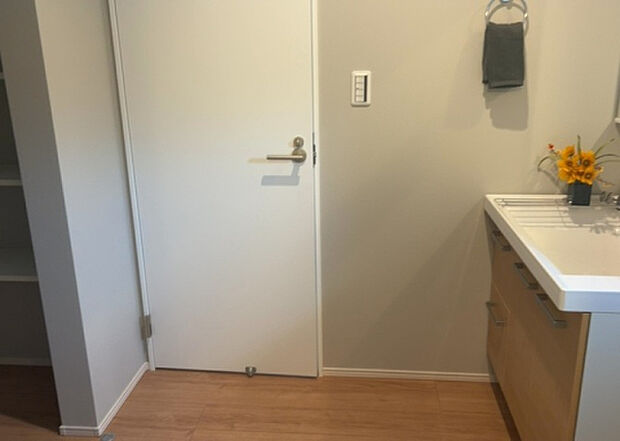 【脱衣場】多くの戸建て住宅で見かける洗面脱衣所は、洗面台と洗濯機が2畳ほどのスペースに並べられていて、洗面所が脱衣所を兼ね備えている間取りが一般的です。お客様が利用することもある、パブリックな空間でもあります。