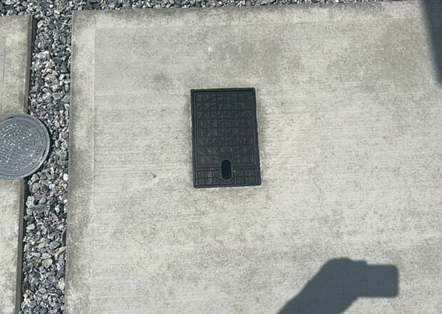 【その他設備】敷地内には、散水栓や立水栓があります。水道水を直接利用できるため、水を運ぶ手間を省くことが出来ます。大量の水を必要とする洗車作業や清掃などに役立ちます。その他設備とあわせて、現地でご確認ください。