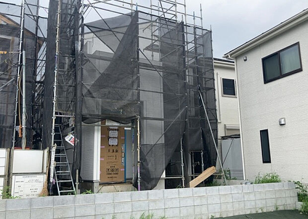 【庭_2】庭のある家に住むことのメリットとして、子どもたちの遊び場を確保できること、ガーデニングや家庭菜園を楽しめること、明るさを確保できることがあります。また、配置を工夫することでプライバシーが確保できます。